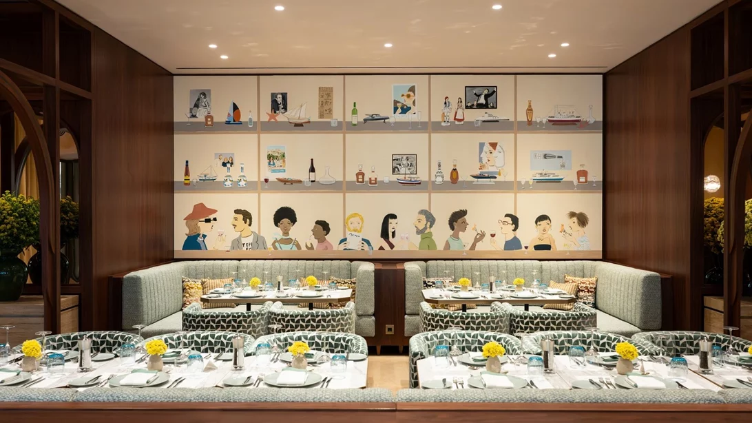 Το "Amber Cellar" αρμενίζει στον Πειραιά