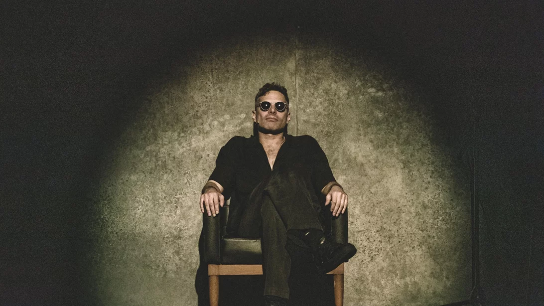 Ο Γιώργος Παπαγεωργίου σκηνοθετεί και ερμηνεύει το "1984": Ένα προσωπικό ταξίδι στον κόσμο του Όργουελ