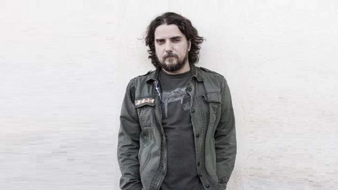 Ο Στάθης Δρογώσης τραγουδά "Πριν σβήσουν τα φώτα"