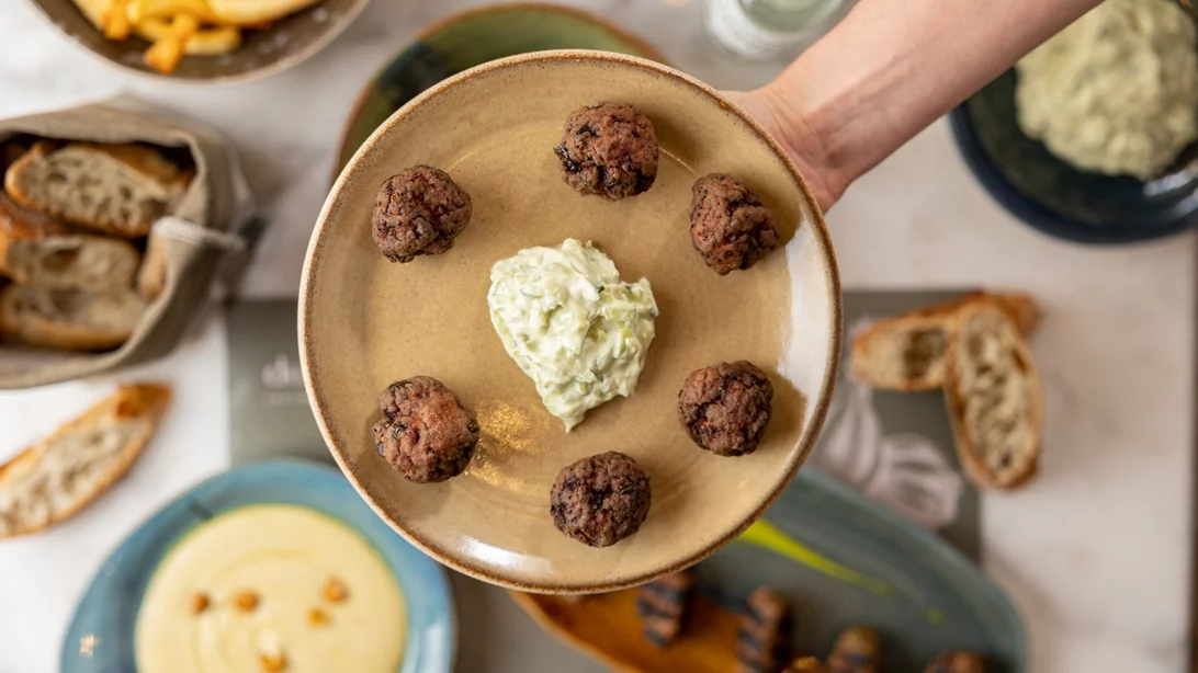 Στο 'Dopios Glyfada' για μεζεδοφαγία με φαντασία κι εντοπιότητα διά χειρός Χριστόφορου Πέσκια