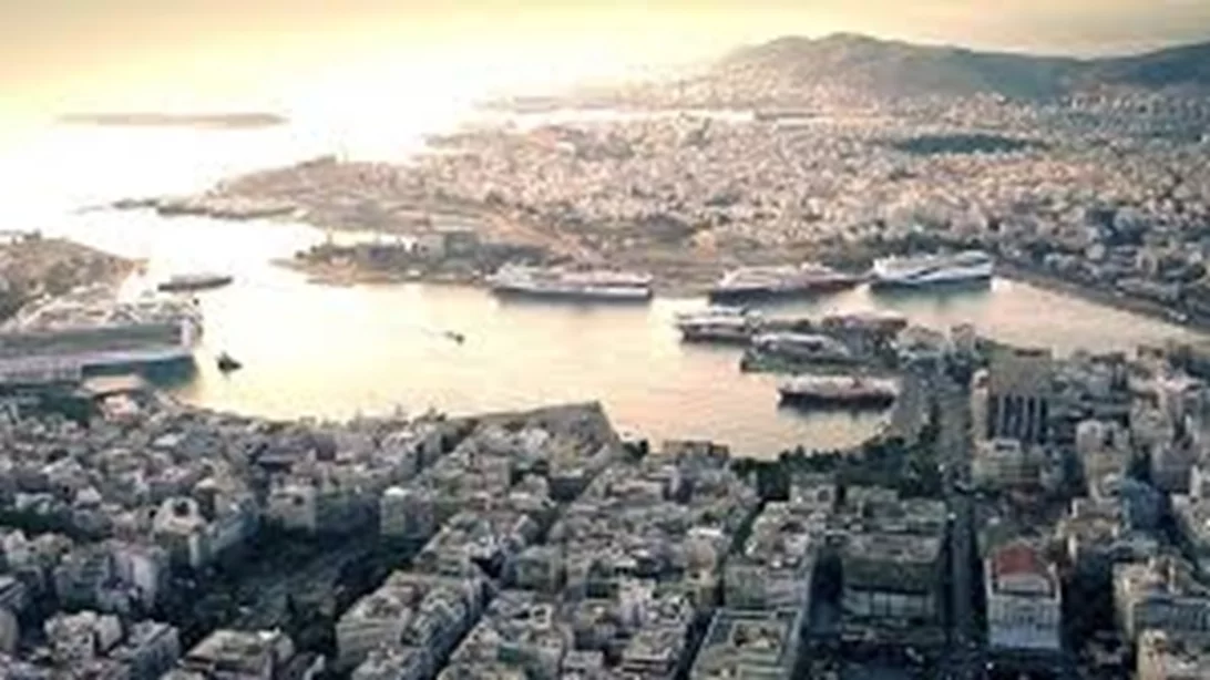 Προσωπικές ιστορίες και λαϊκά τραγούδια στην προβλήτα του Πειραιά