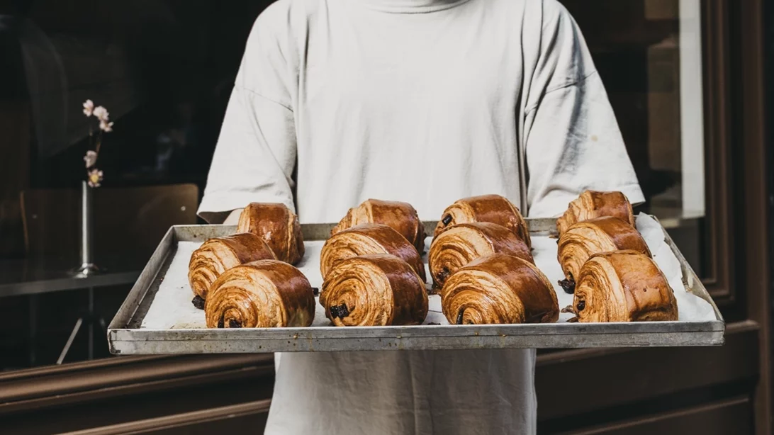 Στο κέντρο της Αθήνας, ένας φούρνος έχει πάντα ουρές