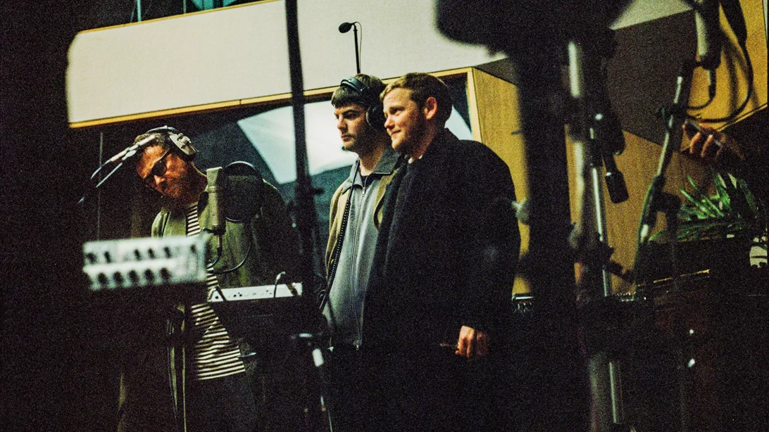 Damon Albarn, Grian Chatten και Kae Tempest ενώνουν τις φωνές τους στο "Flags"