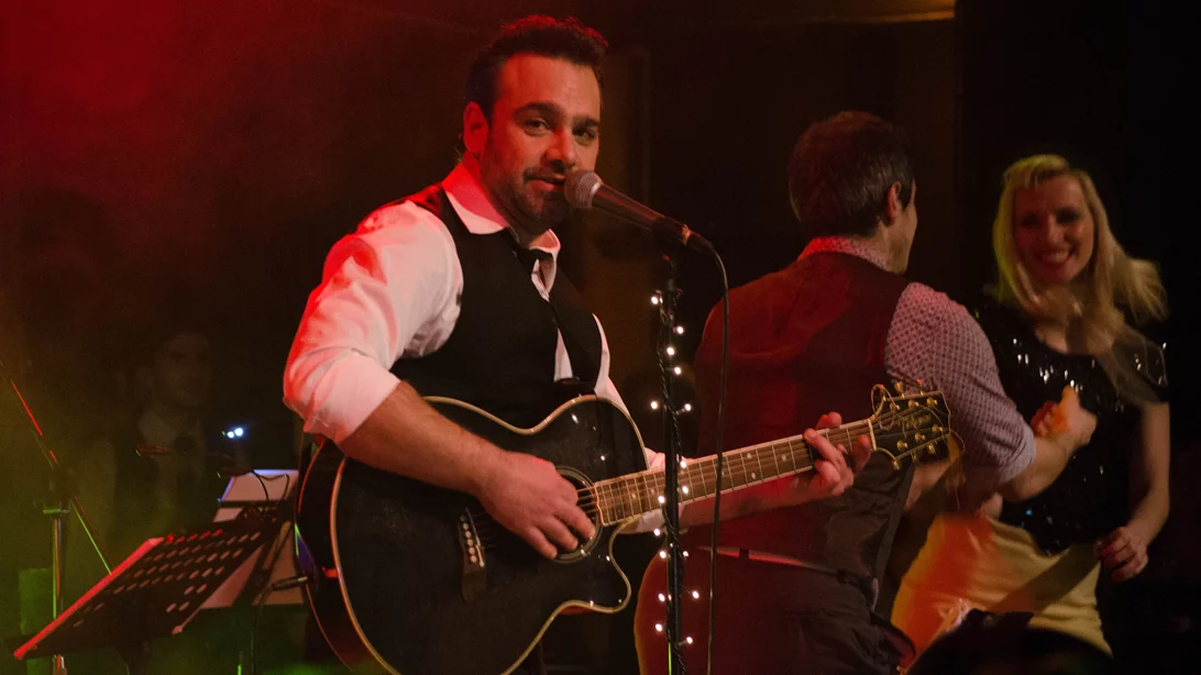 Ο Δώρος Δημοσθένους κάνει ποδαρικό στη νέα χρονιά τραγουδώντας Elvis Presley