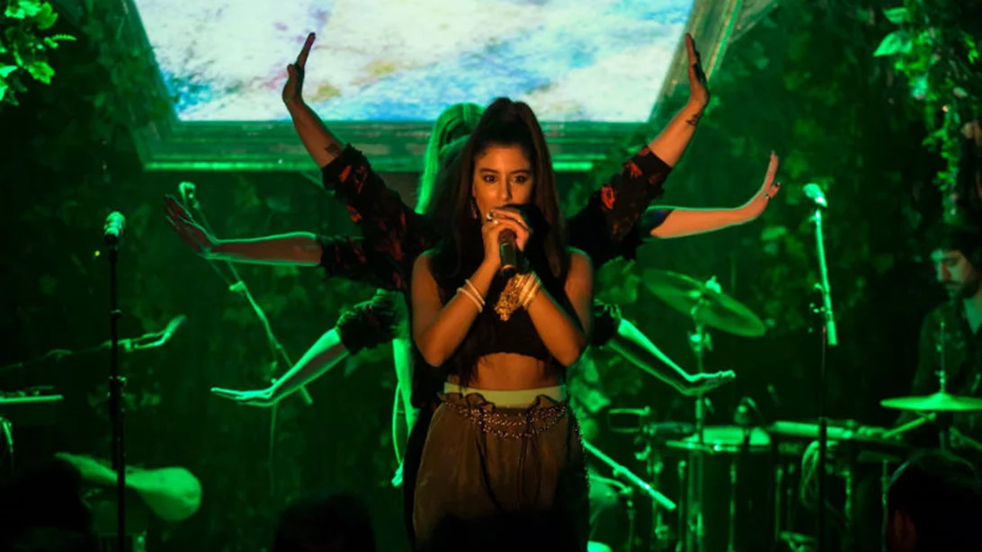 Δύο κορίτσια κρατούν το καλοκαίρι στην Αθήνα