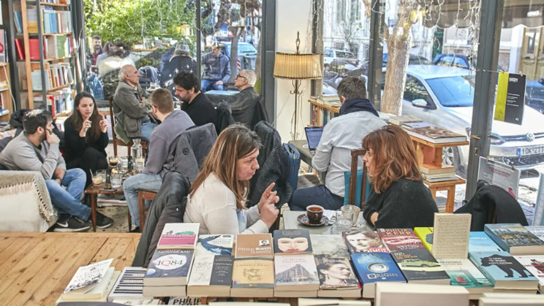 Στα work cafes της πόλης η δουλειά έχει άλλη χάρη