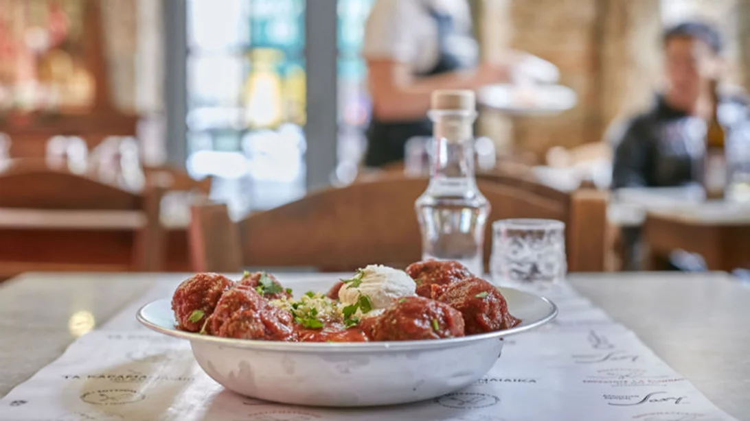 12 μεζεδοπωλεία και τσιπουράδικα στην Αθήνα για χειμωνιάτικη θαλπωρή, όπως κι αν την εννοείς