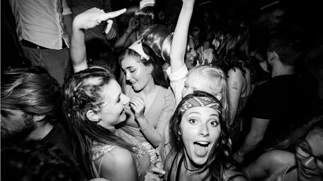 «Τα κορίτσια ξενυχτάνε» με γαλλικό στριπτίζ, girly μουσικές και πάρτι μέχρι το πρωί