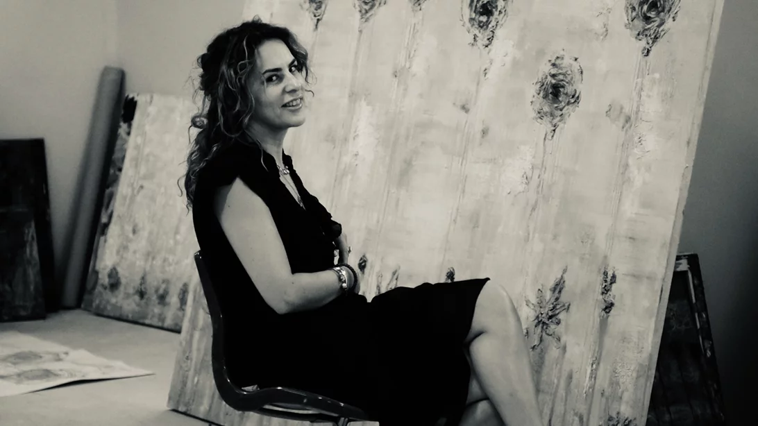 Ταξιδεύουμε στον εξπρεσιονιστικό, ανάγλυφο κόσμο της Αναστασίας Γκινάκη