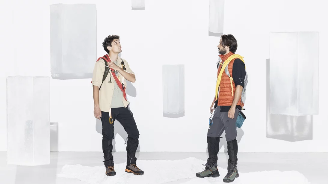 "Μια αχόρταγη σκιά": Ο Mariano Pensotti επιστρέφει στη Στέγη με μια υπαρξιακή ιστορία για πατέρες, γιους και τους μύθους που μας βαραίνουν