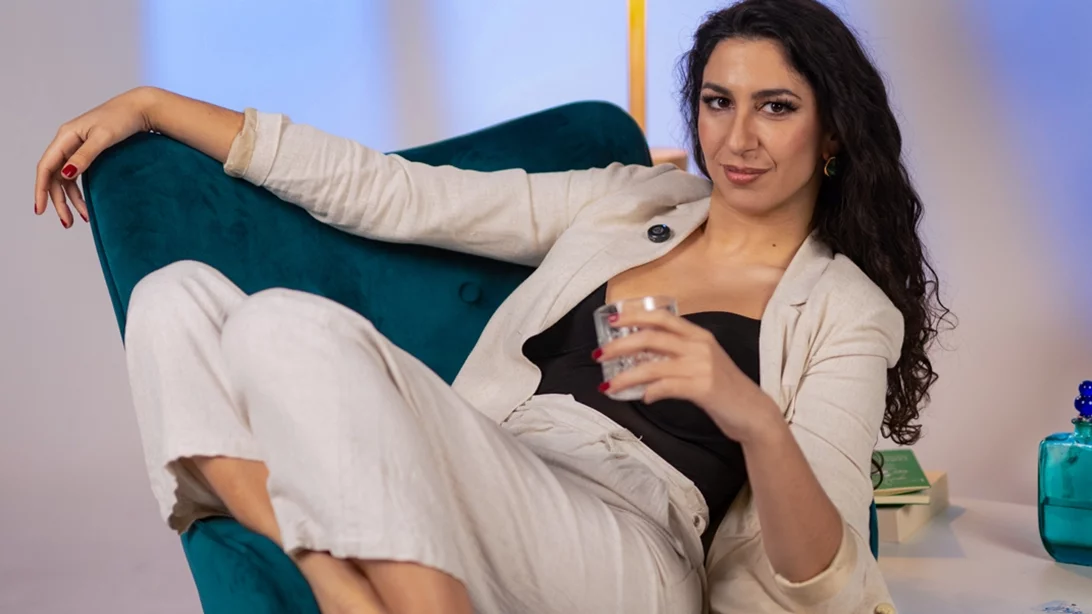 Κάθε Τρίτη, η Γεωργία Δρακάκη στήνει την "εκπομπή" της στο Black Duck