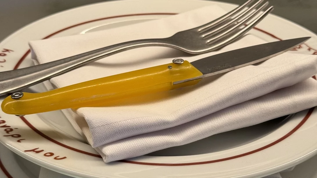 "Το λογαριασμό παρακαλώ, και δυο μαχαιράκια για το σπίτι"