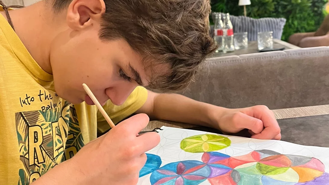 Ένας έφηβος στο φάσμα του αυτισμού φτιάχνει έργα ζωγραφικής