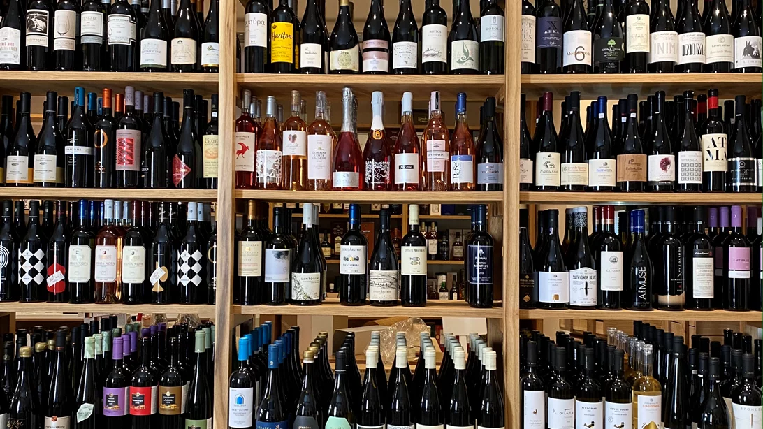 Καινούργιο και εντυπωσιακό "Warehouse" στην Πλάκα