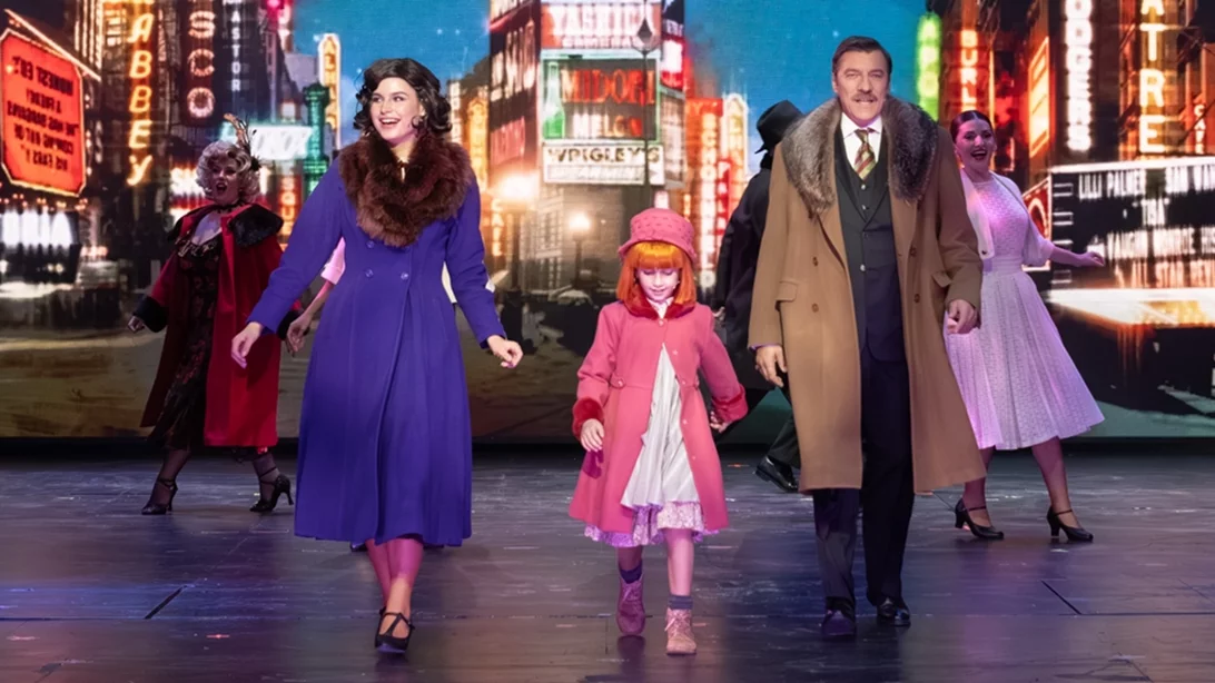 'Annie': Ένα θεαματικό μιούζικαλ στο Παλλάς γεμίζει την καρδιά μας με τη χαρά του "αύριο"