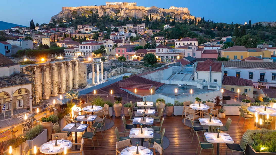 Μία από τις ομορφότερες ταράτσες της Αθήνας μας συστήνεται ξανά