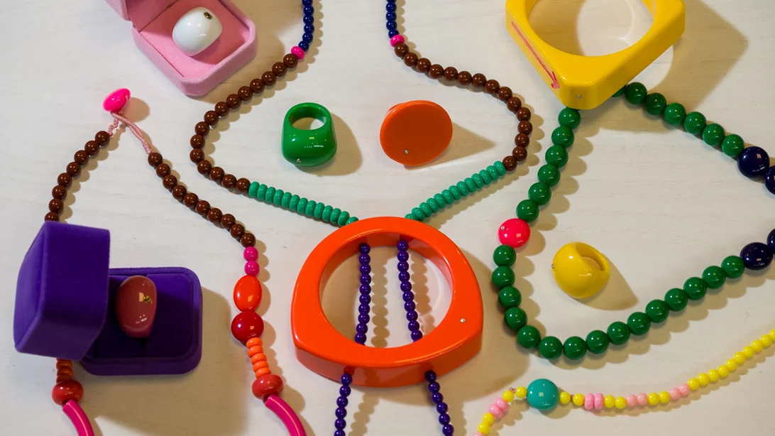 Τι σχέση έχει ένα πολύτιμο διαμάντι με το ευτελές πλαστικό;