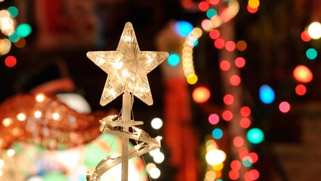 Το Σύνταγμα φωτίζεται για τα Χριστούγεννα