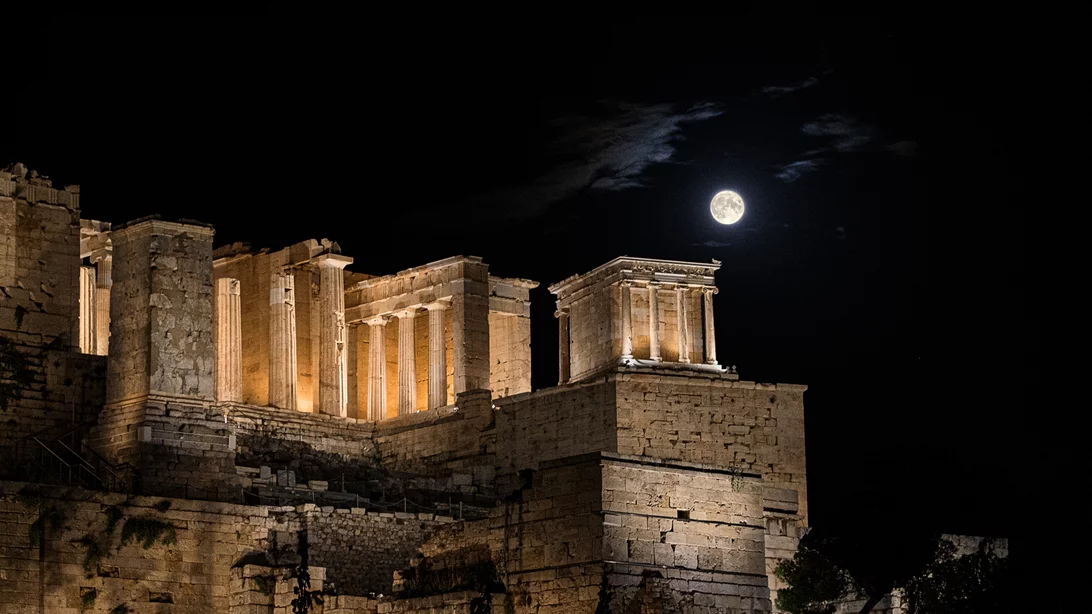 Σελήνη του Χιονιού: Πότε θα λάμψει και πού θα απολαύσεις την Πανσέληνο στην Αθήνα