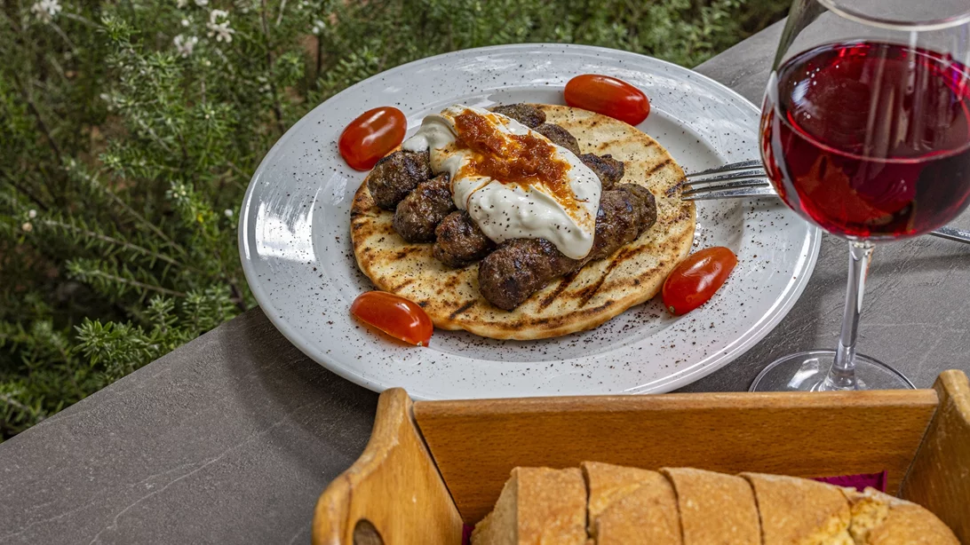 Λένε πως αυτά τα κεμπαπάκια στην Κυψέλη είναι από τα πιο ζουμερά της πόλης