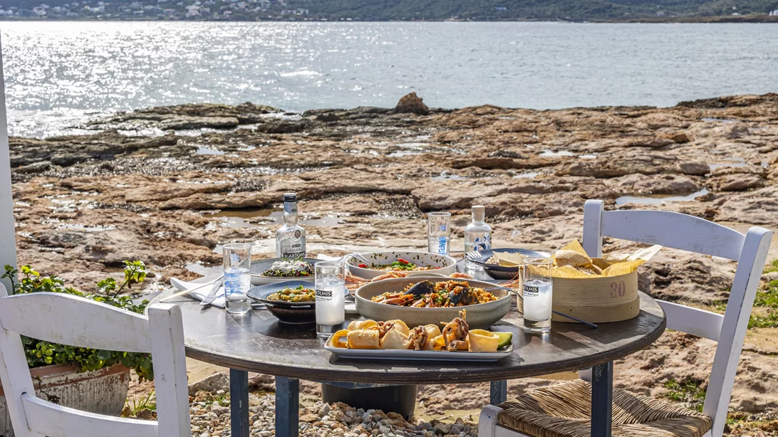Παραθαλάσσια απόδραση στη 'Χήρα', το μεζεδοπωλείο-έκπληξη στη Λούτσα