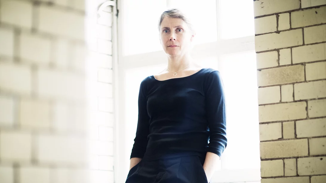 Στο "Cow | Deer", η Κέιτι Μίτσελ έκανε θέατρο μια μέρα δύο ζώων