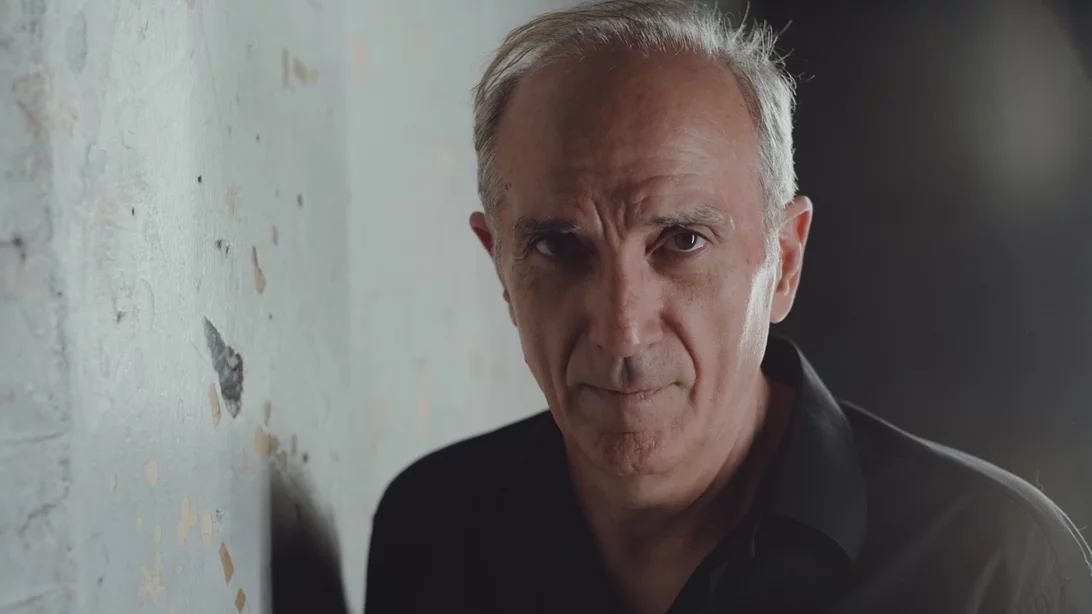 "Ήμερη – Η ανατομία μιας πτώσης": Ο Γιάννης Νταλιάνης αποκαλύπτει 5 βασικά σημεία της παράστασης