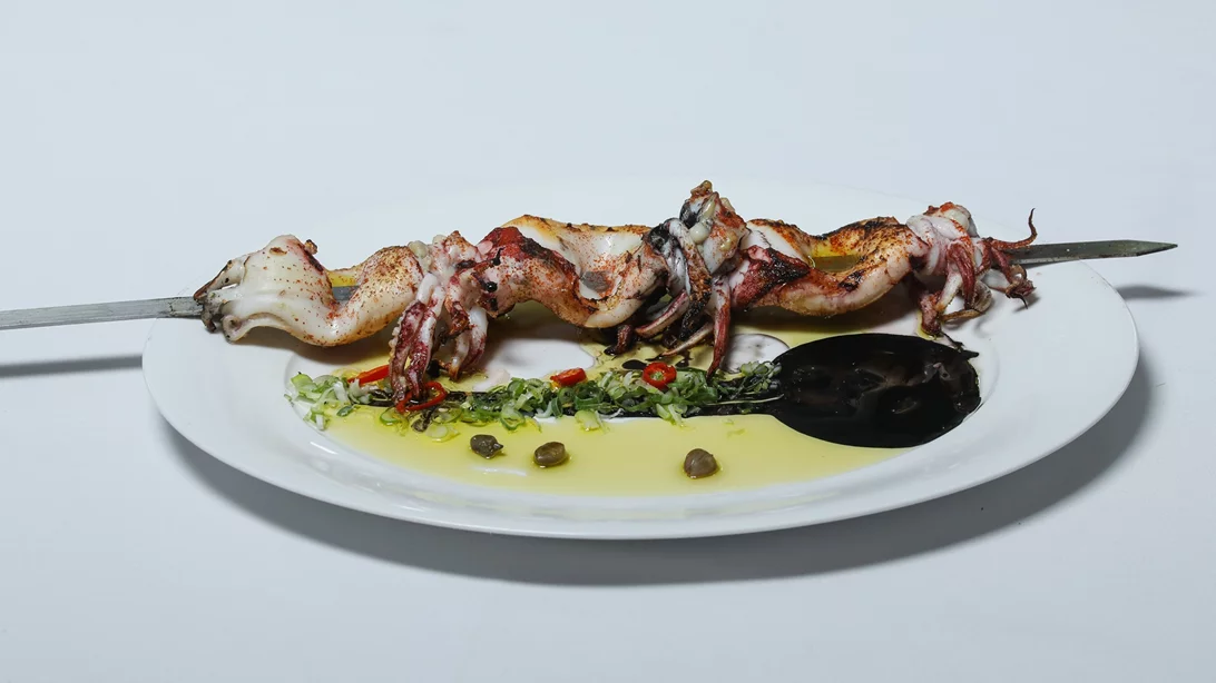 Το πιάτο της εβδομάδας: Το κοντοσούβλι με φρέσκο καλαμάρι στο 'Travolta'