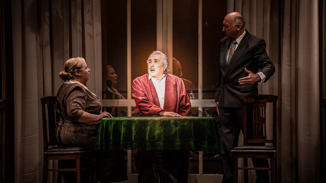 Theatre pick: "Ένας ήρωας με παντούφλες", ο Λάκης Λαζόπουλος ξαναζωντανεύει την εμβληματική κωμωδία