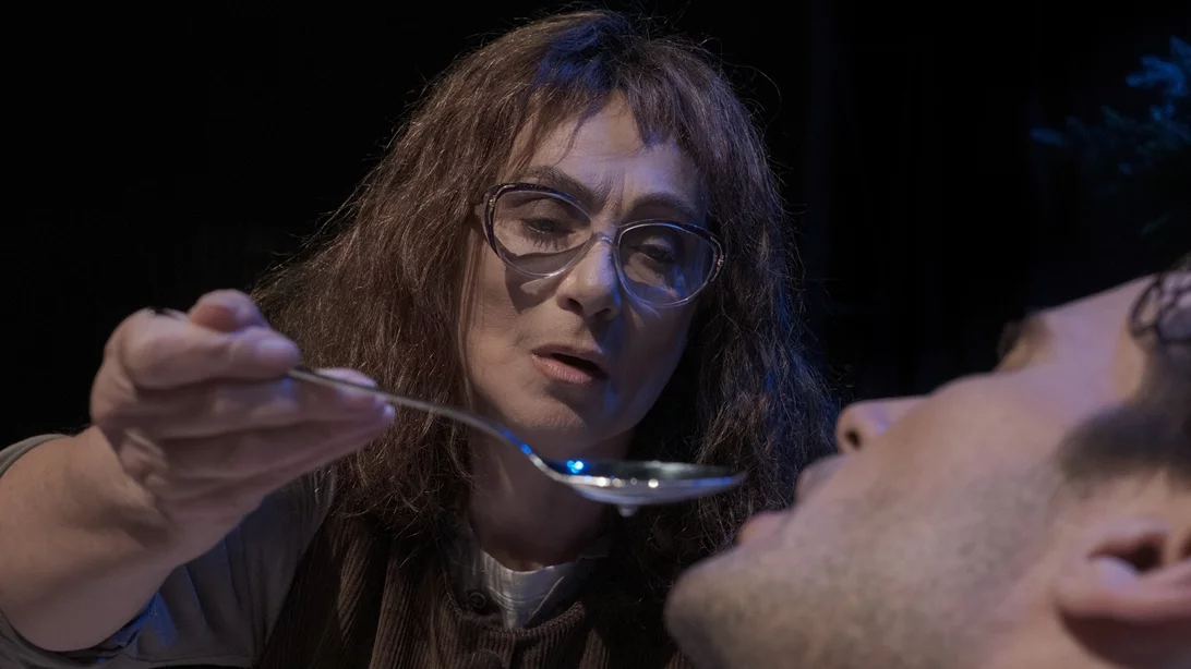 "Misery": Αποκλειστικές φωτογραφίες από το ψυχολογικό θρίλερ με Κομνηνού-Ροϊλό