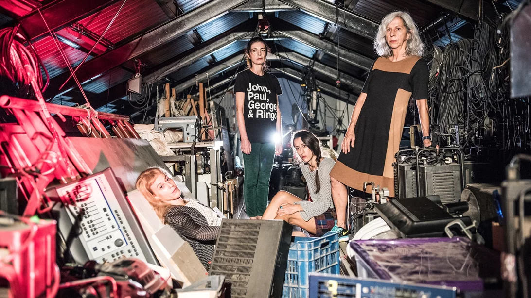 "Τα χρόνια" της Ανί Ερνό γίνονται παράσταση από τους Ακύλλα Καραζήση και Νίκο Χατζόπουλο