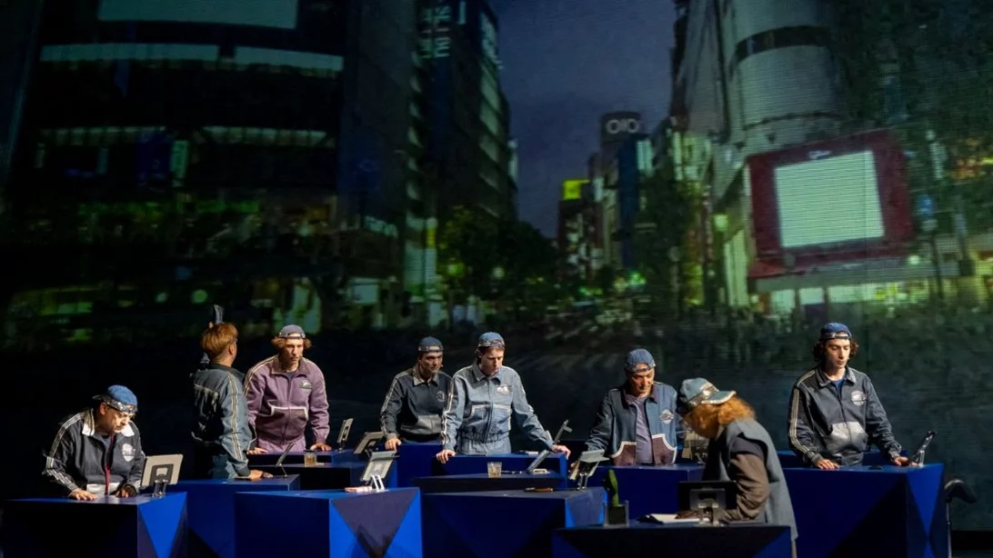 Ρούλα Πατεράκη στο ΚΘΒΕ: Στιγμές από την πρωτοποριακή παράσταση για τον Τζον φον Νόιμαν