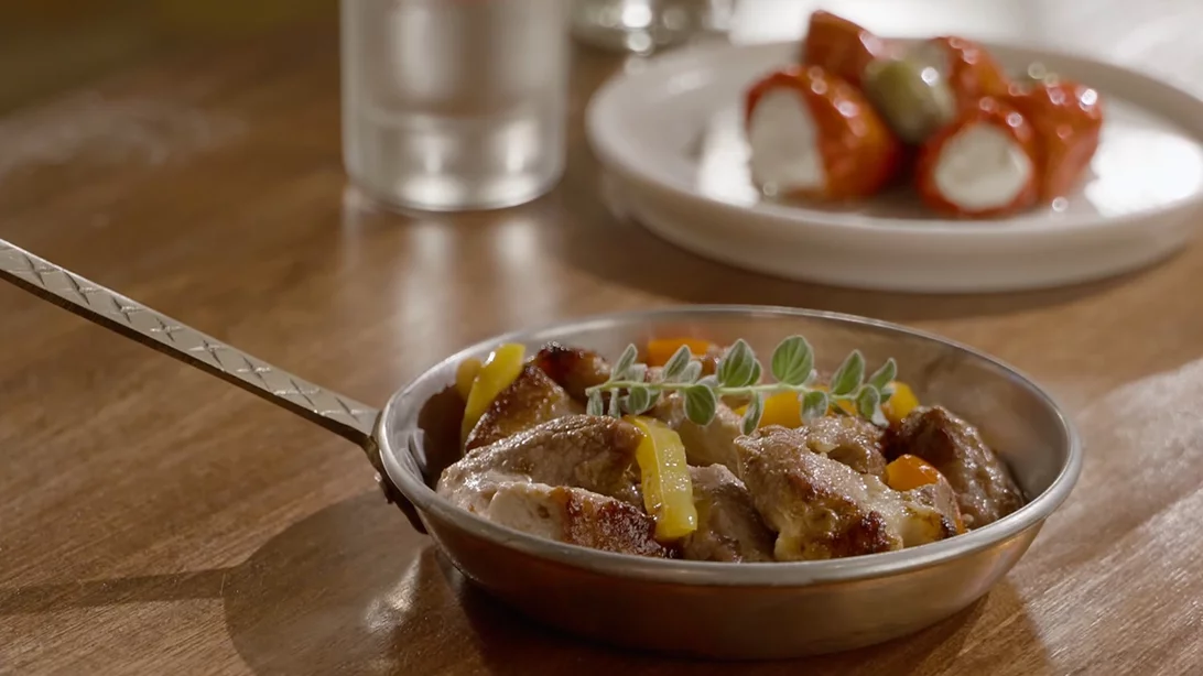 Η Τσικνοπέμπτη επιβάλλει παράδοση και στο ποτήρι