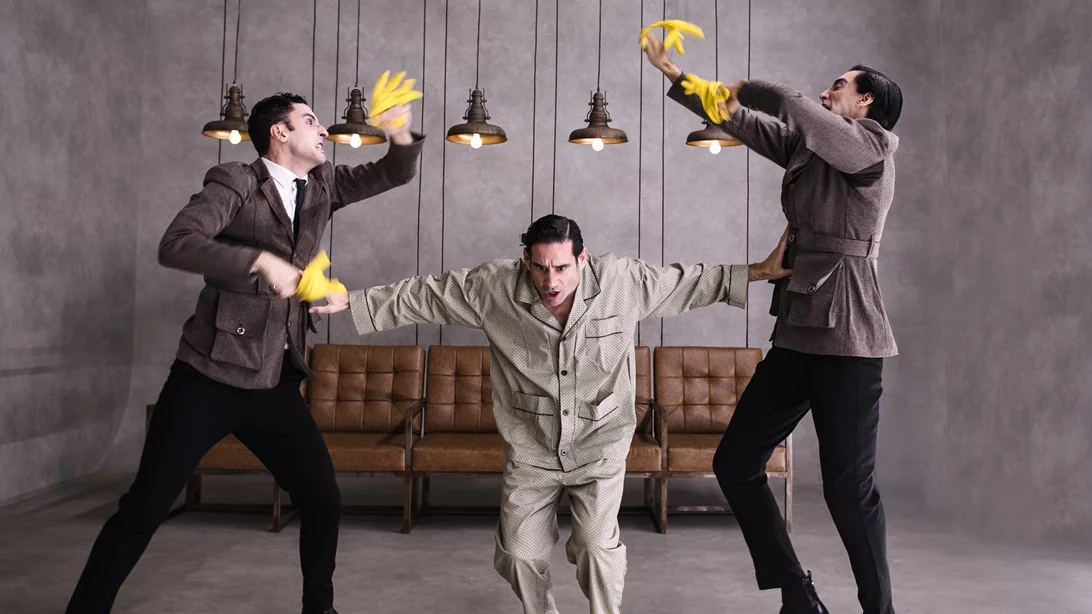 Theater Pick: Στη "Δίκη", ο Άρης Μπινιάρης "ηλεκτρίζει" τον Κάφκα