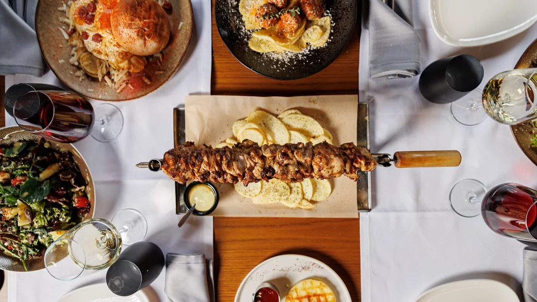 Ένα κομψό εστιατόριο με γαλανόλευκο συνταγολόγιο στην Κηφισιά