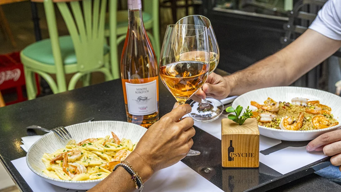 Για κρασιά στην κρυφή αυλή του κέντρου