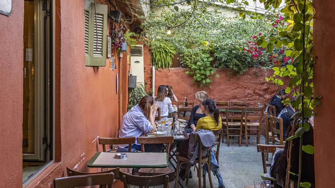 Στάσεις για δυο κουβέντες και κάτι να τσιμπολογήσεις μετά μουσικής στον Βοτανικό