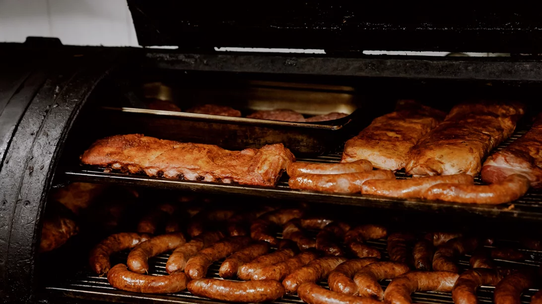 Η φλόγα της νοστιμιάς καίει ακόμα σε ένα τοπ BBQ Joint της Αθήνας