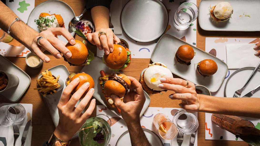 Στο πιο cool 'Lobby' της πόλης θα βρεις mini burgers και cocktails