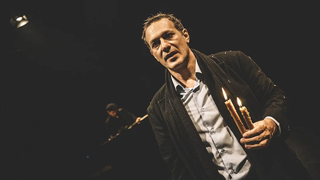 Χριστούγεννα με Παπαδιαμάντη: Ο Θανάσης Σαράντος επιστρέφει με τον "Αμερικάνο"