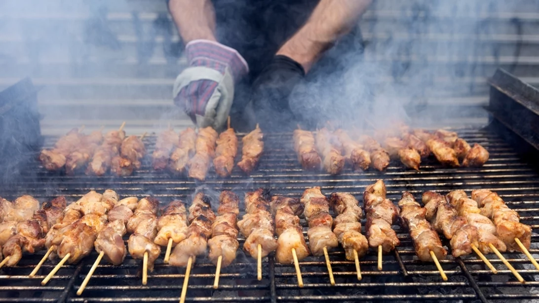Τσικνοπέμπτη σε Αθήνα και Πειραιά με δωρεάν φαγητό, μουσική και χορό