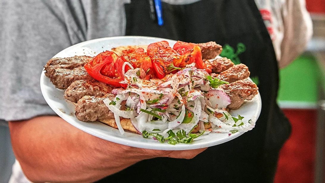 Υπάρχουν λόγοι που το κεμπάπ του Θανάση έχει φανατικούς οπαδούς