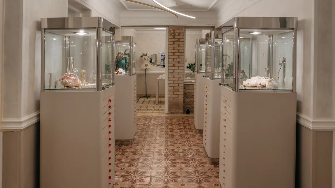 "Cosmic Spectrum": Μία έκθεση για τη μεταμορφωτική εμπειρία του φωτός