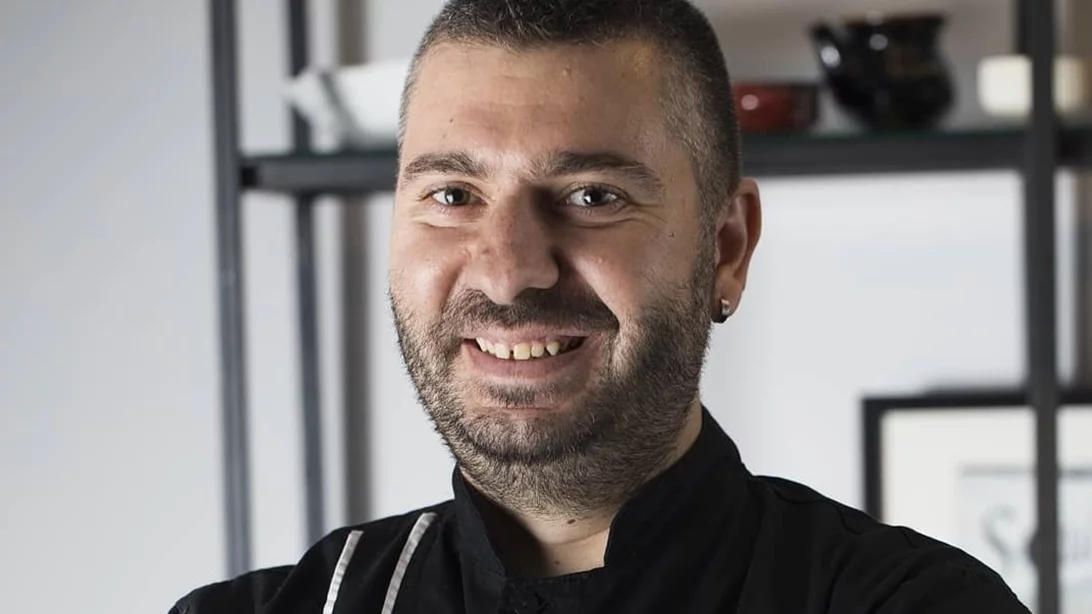 Ο Βασίλης Καφαλούκος είναι σεφ που λερώνει την ποδιά του