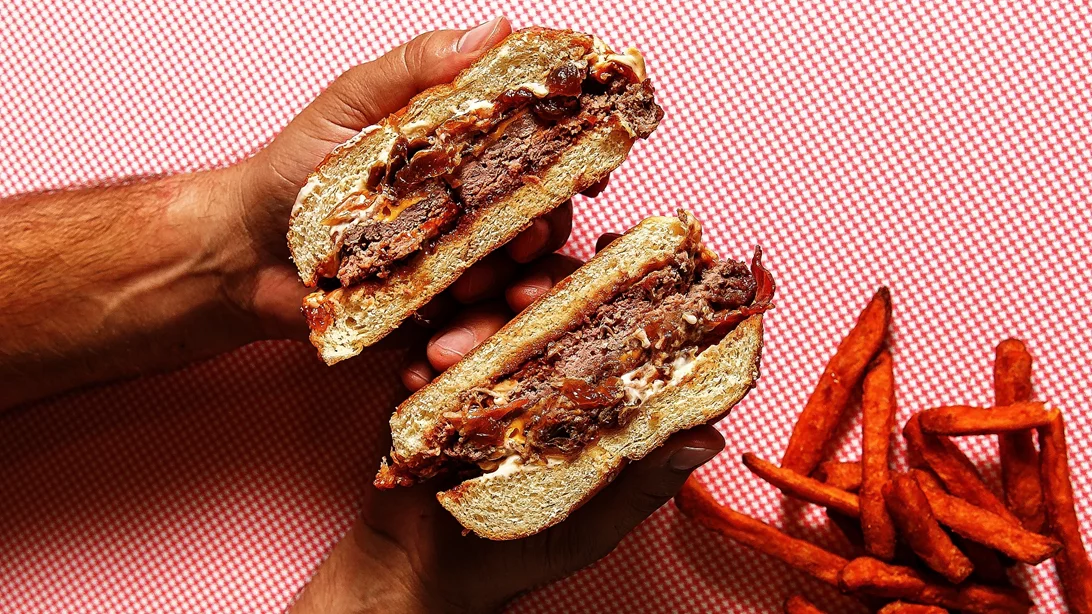 Ένα από τα πιο τίμια burgers της Αθήνας έφτασε στο Περιστέρι