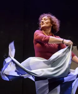 Τα πέντε μαύρα φορέματα