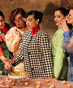 5 lesbians eating a quiche