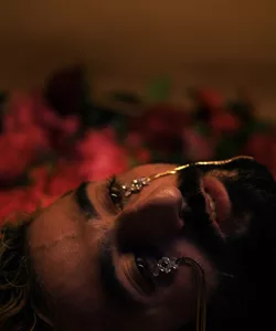 Κάπου περνούσε μια φωνή