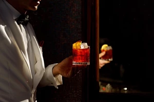 Το παλιό φαρμακείο που έγινε ένα μαγικό cocktail bar - εικόνα 6