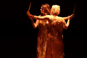 "Χορεύοντας με τη θύελλα": Γιούλη Ηλιοπούλου και Τάκης Παπαματθαίου παίρνουν παράταση στο θέατρο Πειραιώς 131 - εικόνα 2